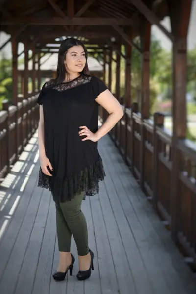 KADIN SİYAH BÜYÜK BEDEN DANTELLİ FIRFIRLI LİKRALI VİSKON BLUZ