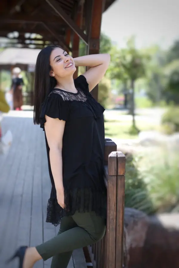 KADIN SİYAH BÜYÜK BEDEN DANTELLİ FIRFIRLI LİKRALI VİSKON BLUZ
