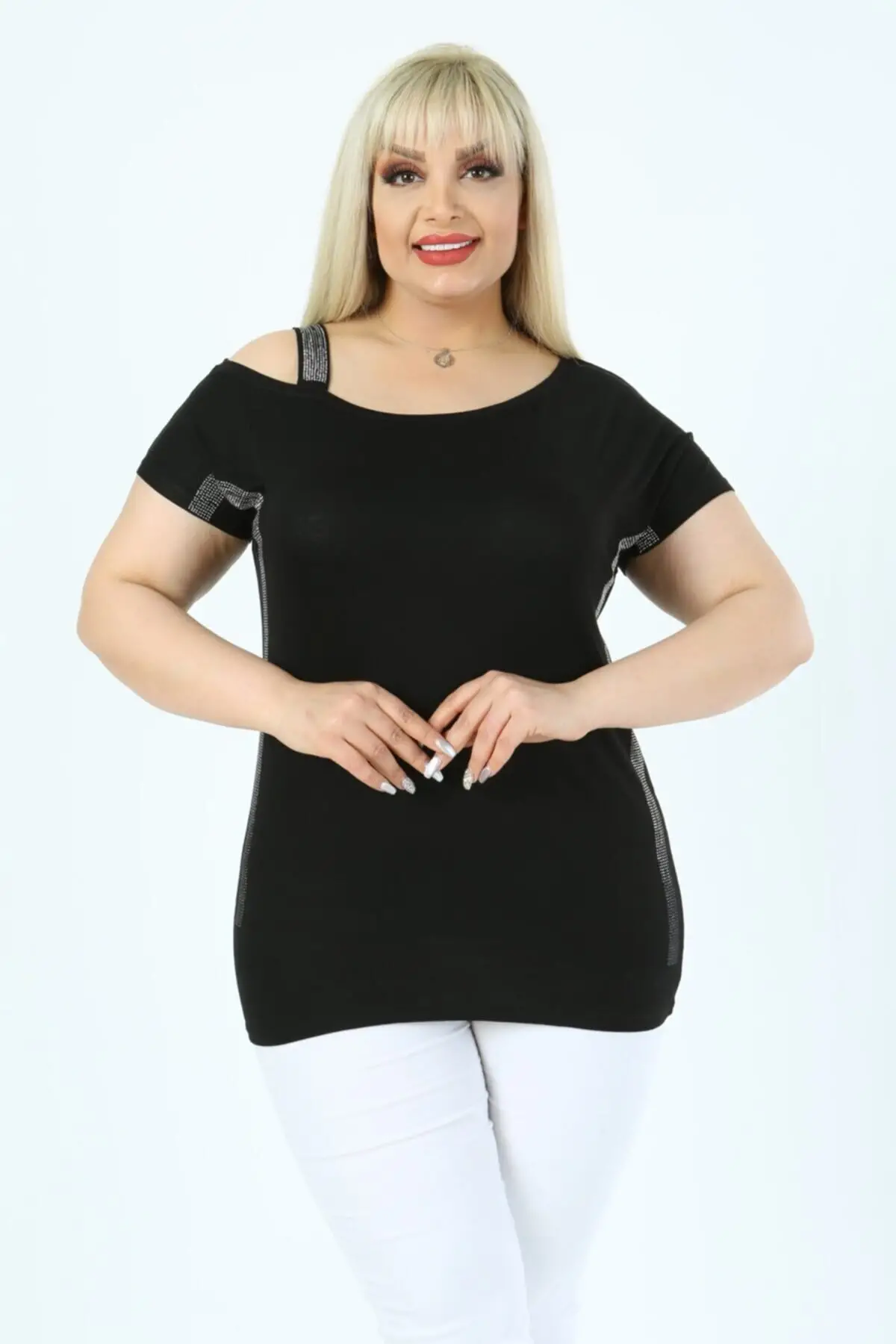 KADIN SİYAH BÜYÜK BEDEN PARLAK TAŞ DETAY OMUZ ASKI LİKRALI VİSKON BLUZ