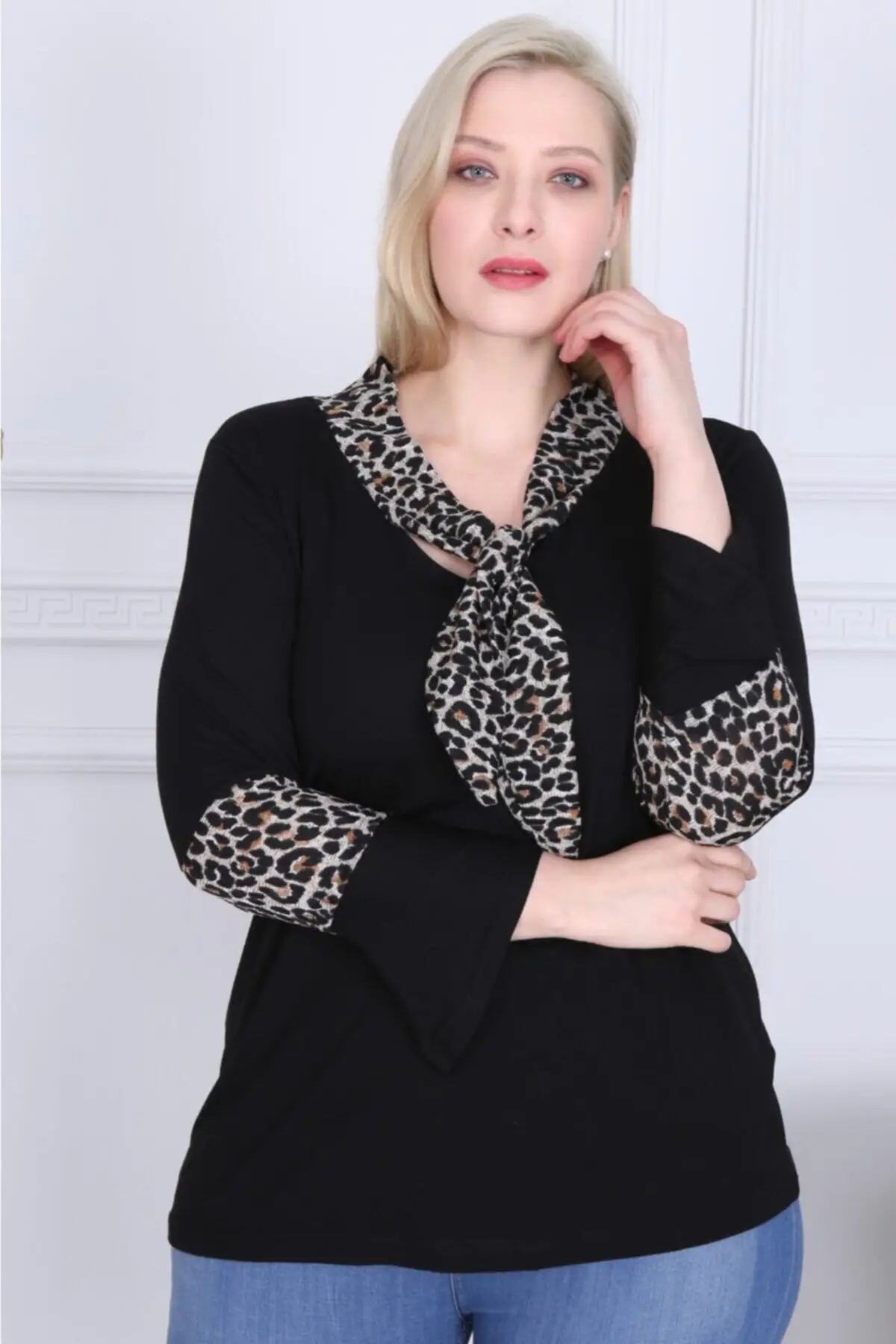 KADIN SİYAH BÜYÜK BEDEN YAKASI KOLLARI LEOPAR FULAR LİKRALI VİSKON BLUZ