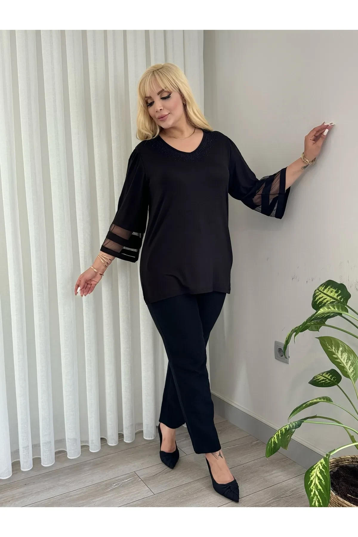 KADIN BÜYÜK BEDEN YAKA TAŞLI KOLLARI TÜLLÜ ESNEK VİSKON BLUZ