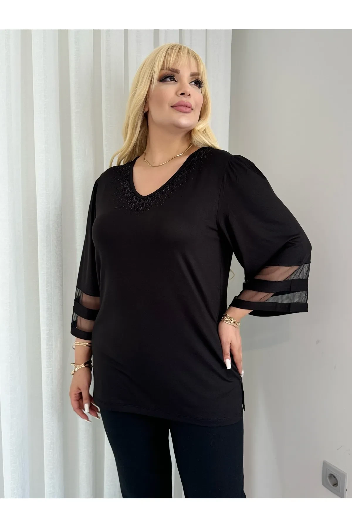 KADIN BÜYÜK BEDEN YAKA TAŞLI KOLLARI TÜLLÜ ESNEK VİSKON BLUZ