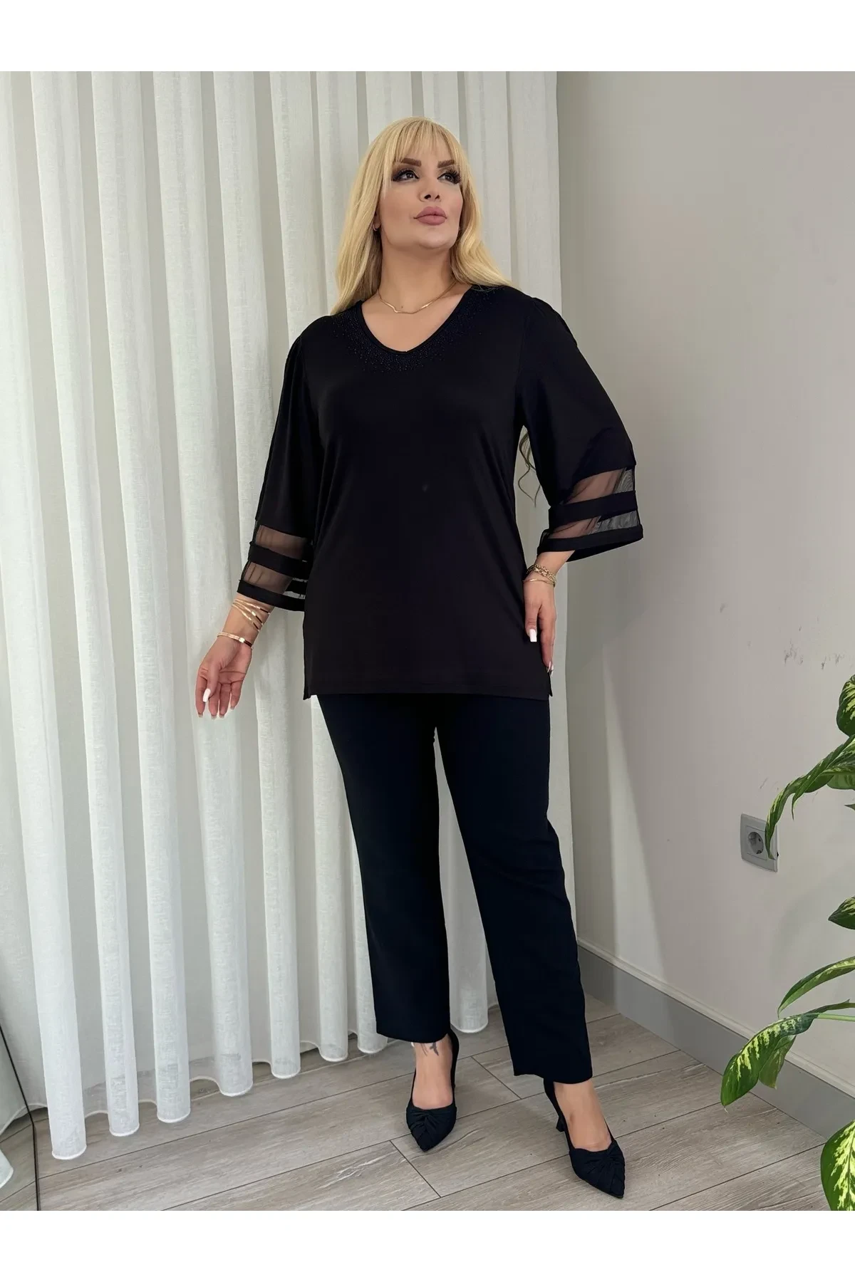 KADIN BÜYÜK BEDEN YAKA TAŞLI KOLLARI TÜLLÜ ESNEK VİSKON BLUZ