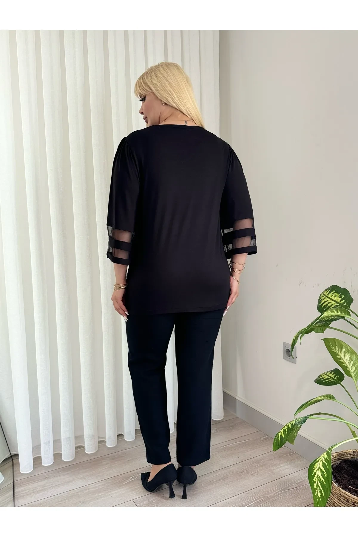 KADIN BÜYÜK BEDEN YAKA TAŞLI KOLLARI TÜLLÜ ESNEK VİSKON BLUZ