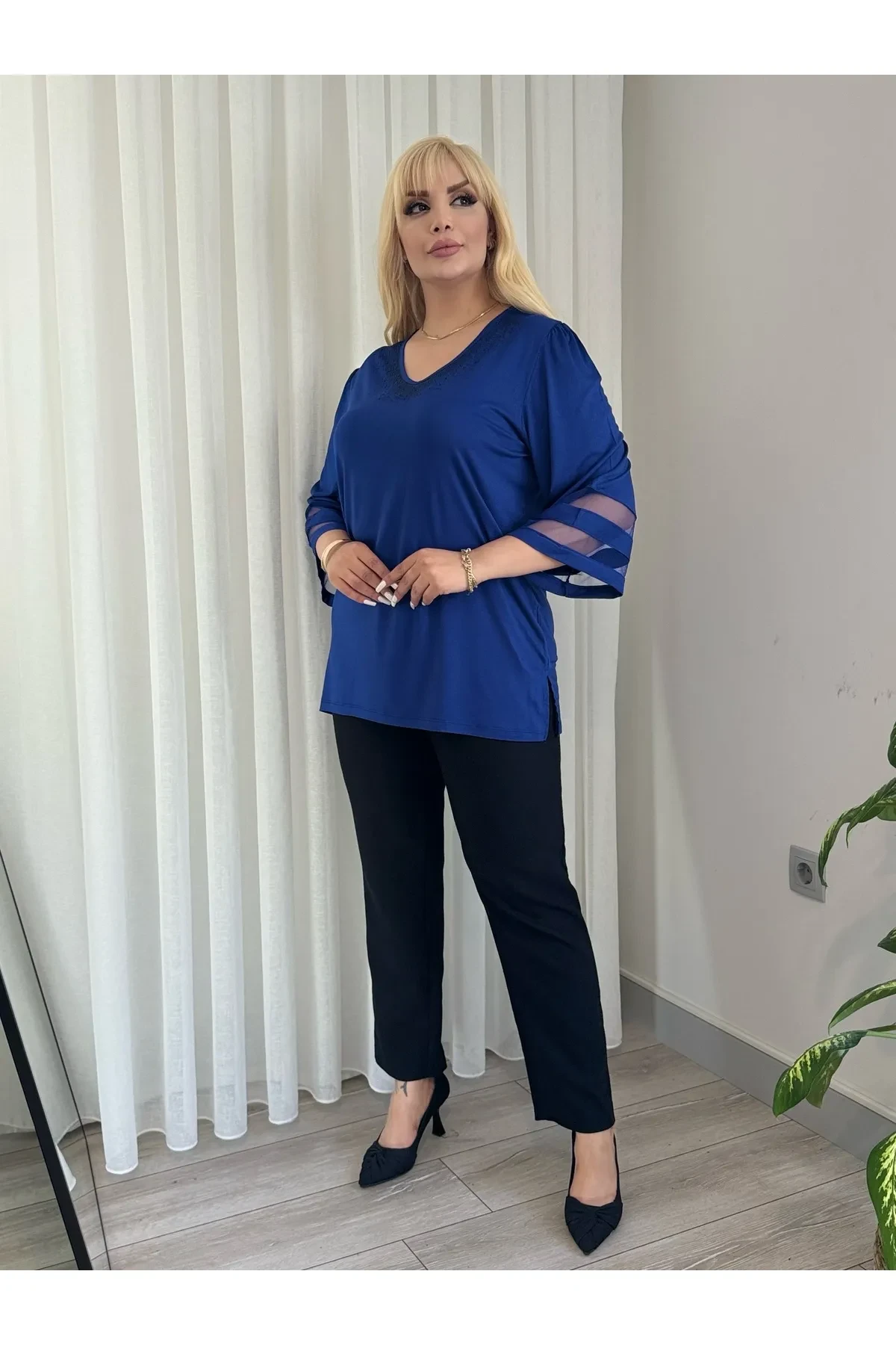 KADIN BÜYÜK BEDEN YAKA TAŞLI KOLLARI TÜLLÜ ESNEK VİSKON BLUZ