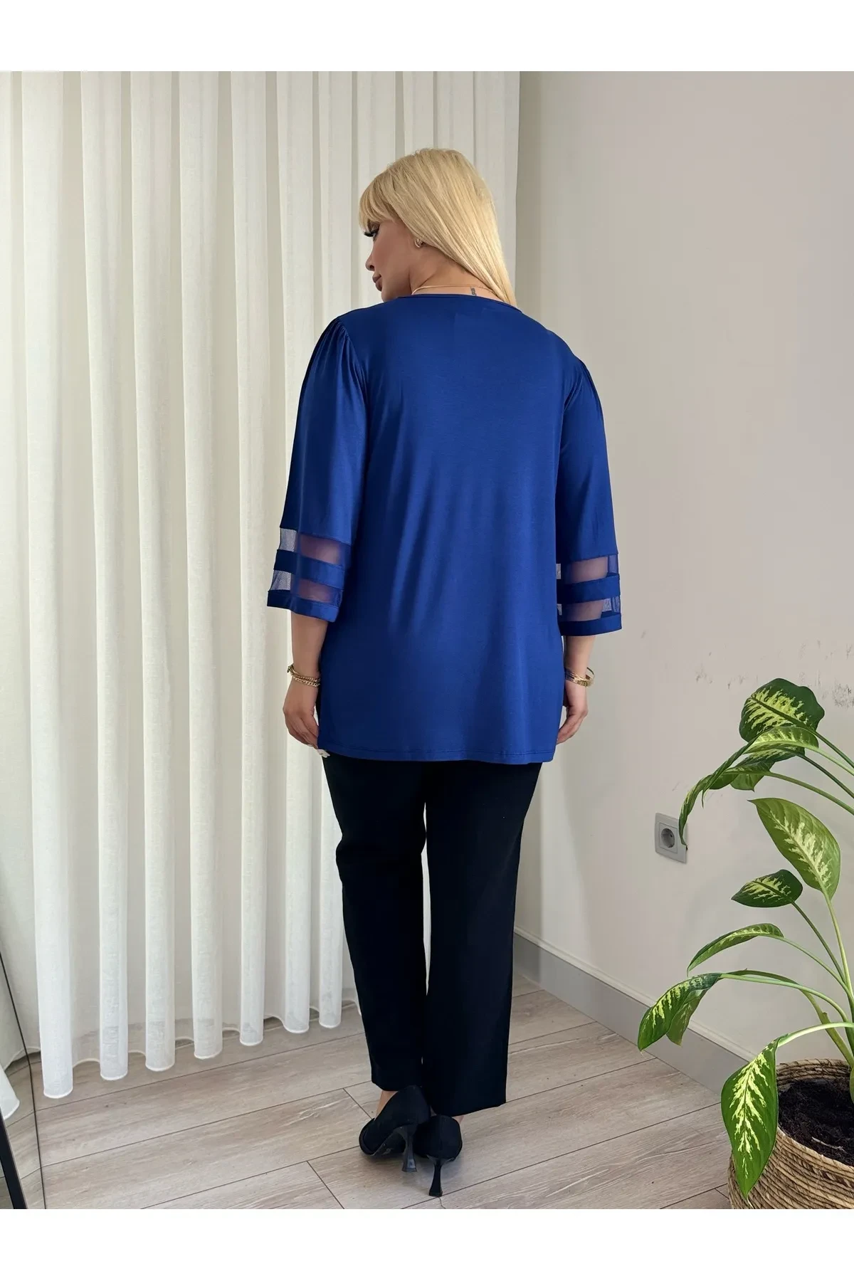 KADIN BÜYÜK BEDEN YAKA TAŞLI KOLLARI TÜLLÜ ESNEK VİSKON BLUZ