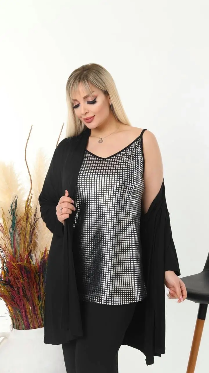 KADIN BÜYÜK BEDEN ARKASI SİYAH, ÖNÜ VARAK BASKILI ASKILI VİSKON BLUZ