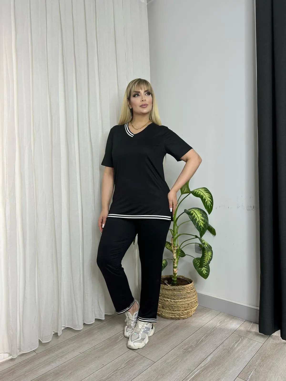 KADIN BÜYÜK BEDEN YAKA YARIM, ETEK VE BACAK UCU ŞERİT DETAY EŞOFMAN TAKIMI