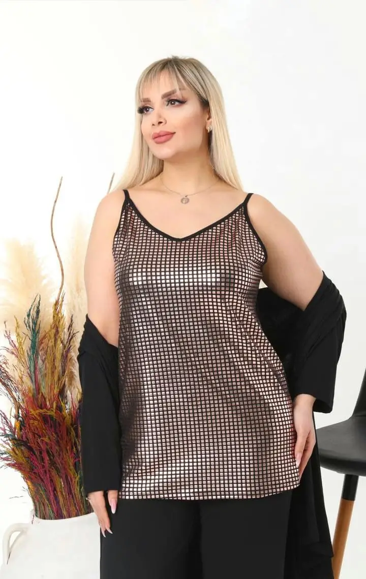 KADIN BÜYÜK BEDEN ARKASI SİYAH, ÖNÜ VARAK BASKILI ASKILI VİSKON BLUZ