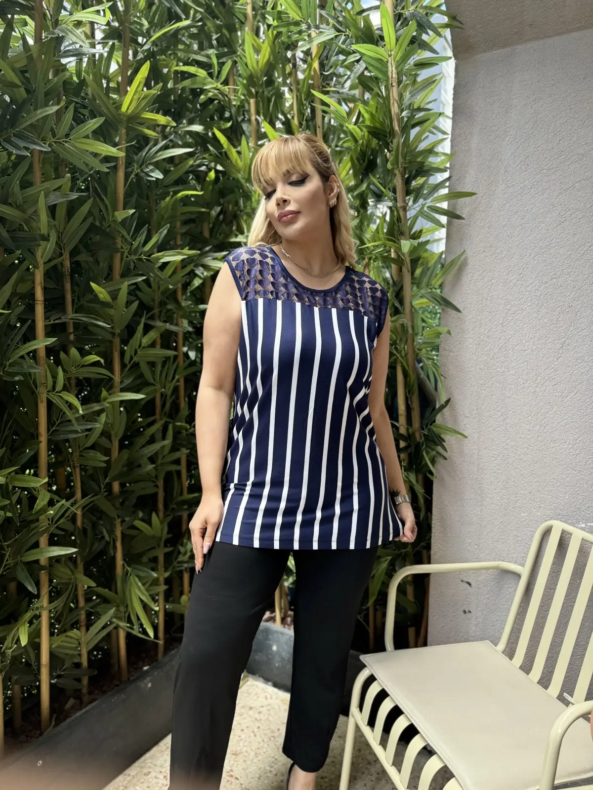 KADIN BÜYÜK BEDEN KOLSUZ DANTEL DETAY LİKRALI VİSKON BLUZ