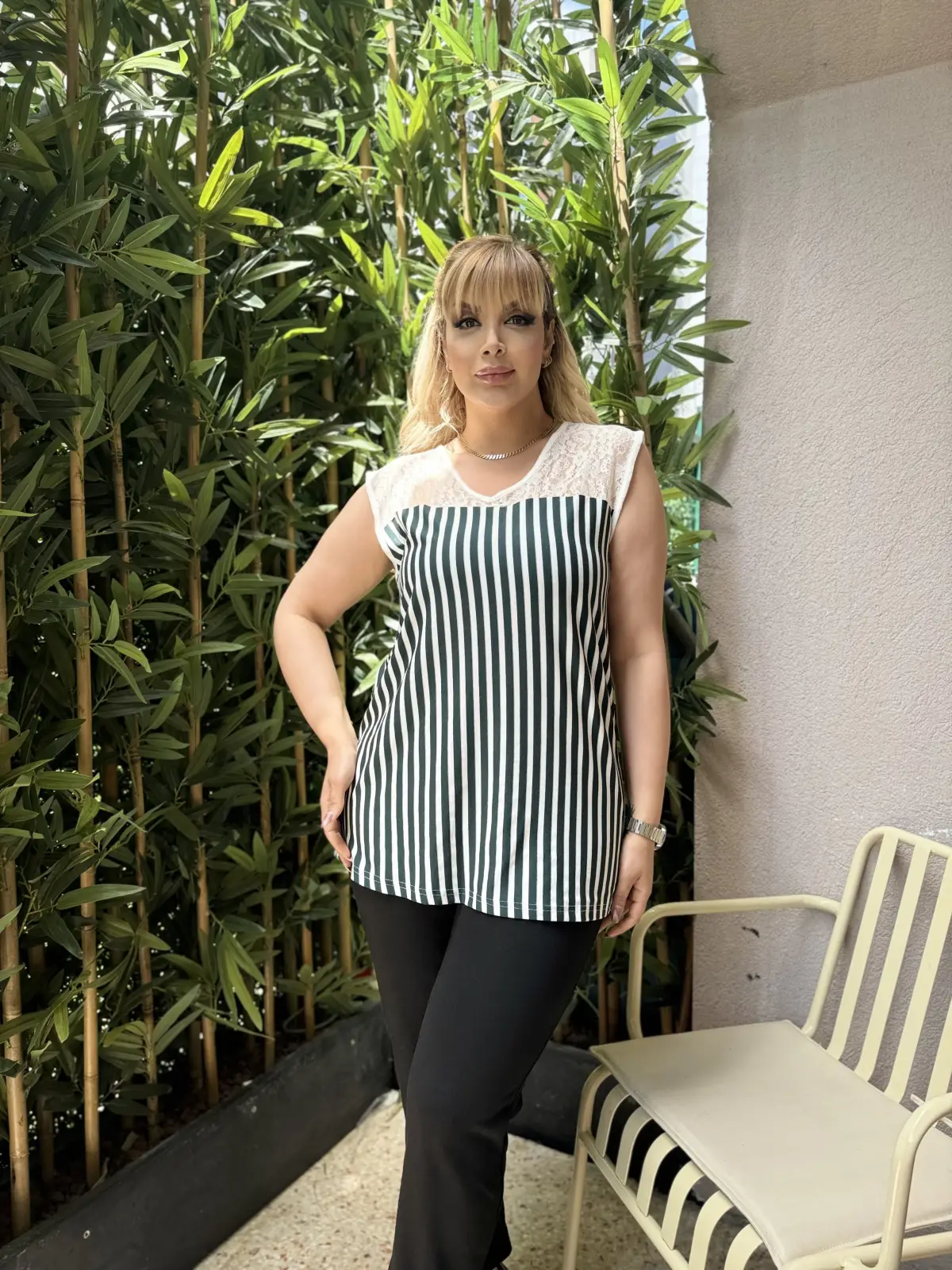 KADIN BÜYÜK BEDEN KOLSUZ DANTEL DETAY LİKRALI VİSKON BLUZ