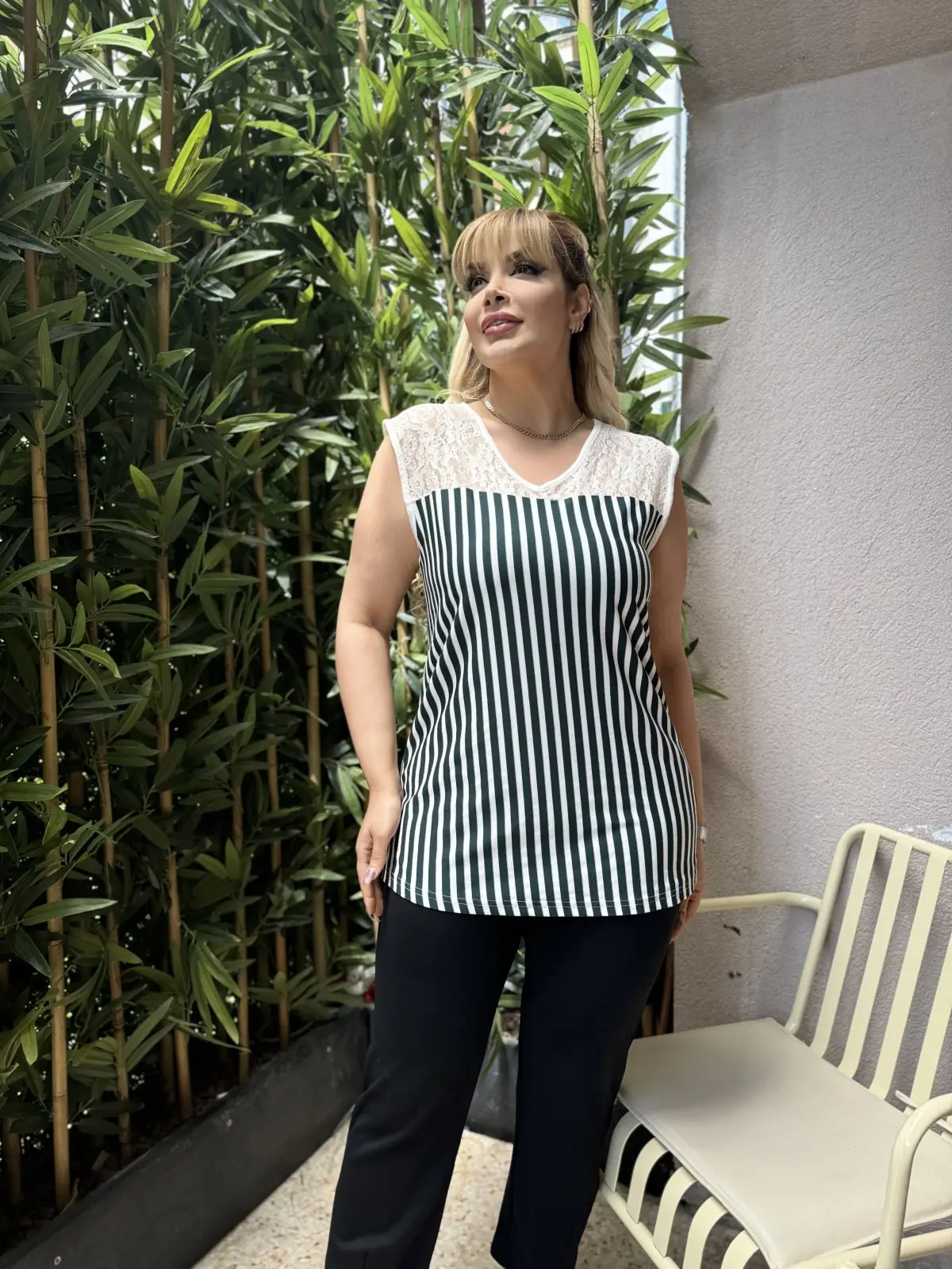 KADIN BÜYÜK BEDEN KOLSUZ DANTEL DETAY LİKRALI VİSKON BLUZ