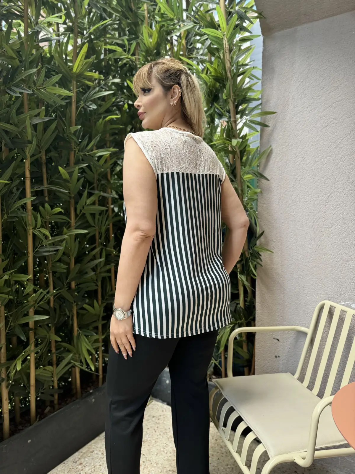 KADIN BÜYÜK BEDEN KOLSUZ DANTEL DETAY LİKRALI VİSKON BLUZ