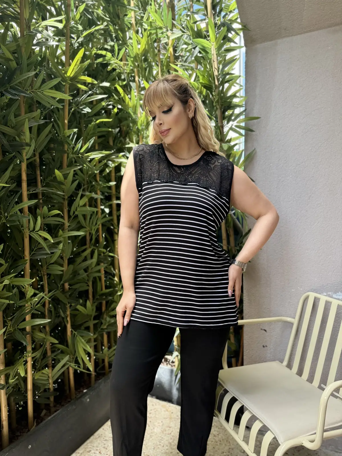 KADIN BÜYÜK BEDEN KOLSUZ DANTEL DETAY LİKRALI VİSKON BLUZ