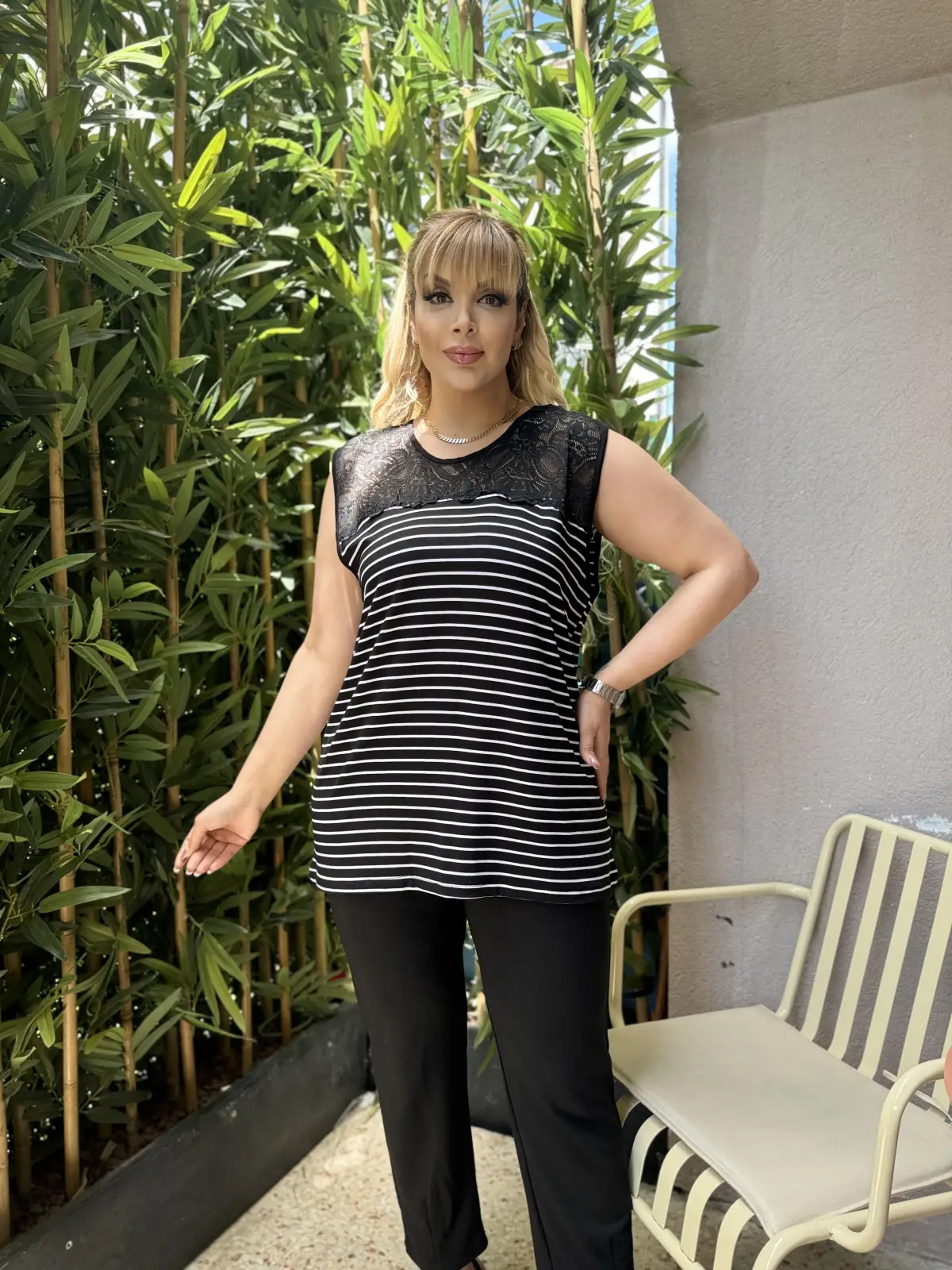 KADIN BÜYÜK BEDEN KOLSUZ DANTEL DETAY LİKRALI VİSKON BLUZ