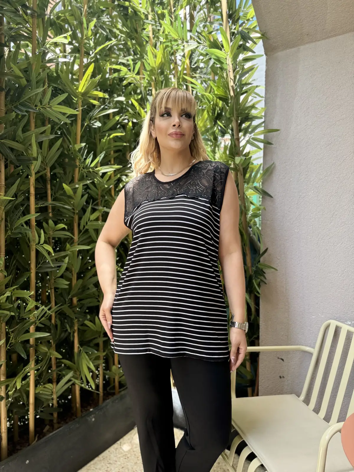 KADIN BÜYÜK BEDEN KOLSUZ DANTEL DETAY LİKRALI VİSKON BLUZ