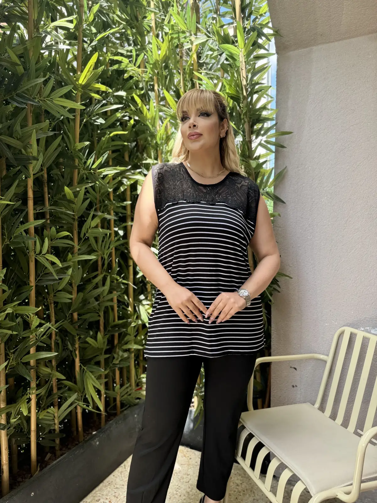 KADIN BÜYÜK BEDEN KOLSUZ DANTEL DETAY LİKRALI VİSKON BLUZ