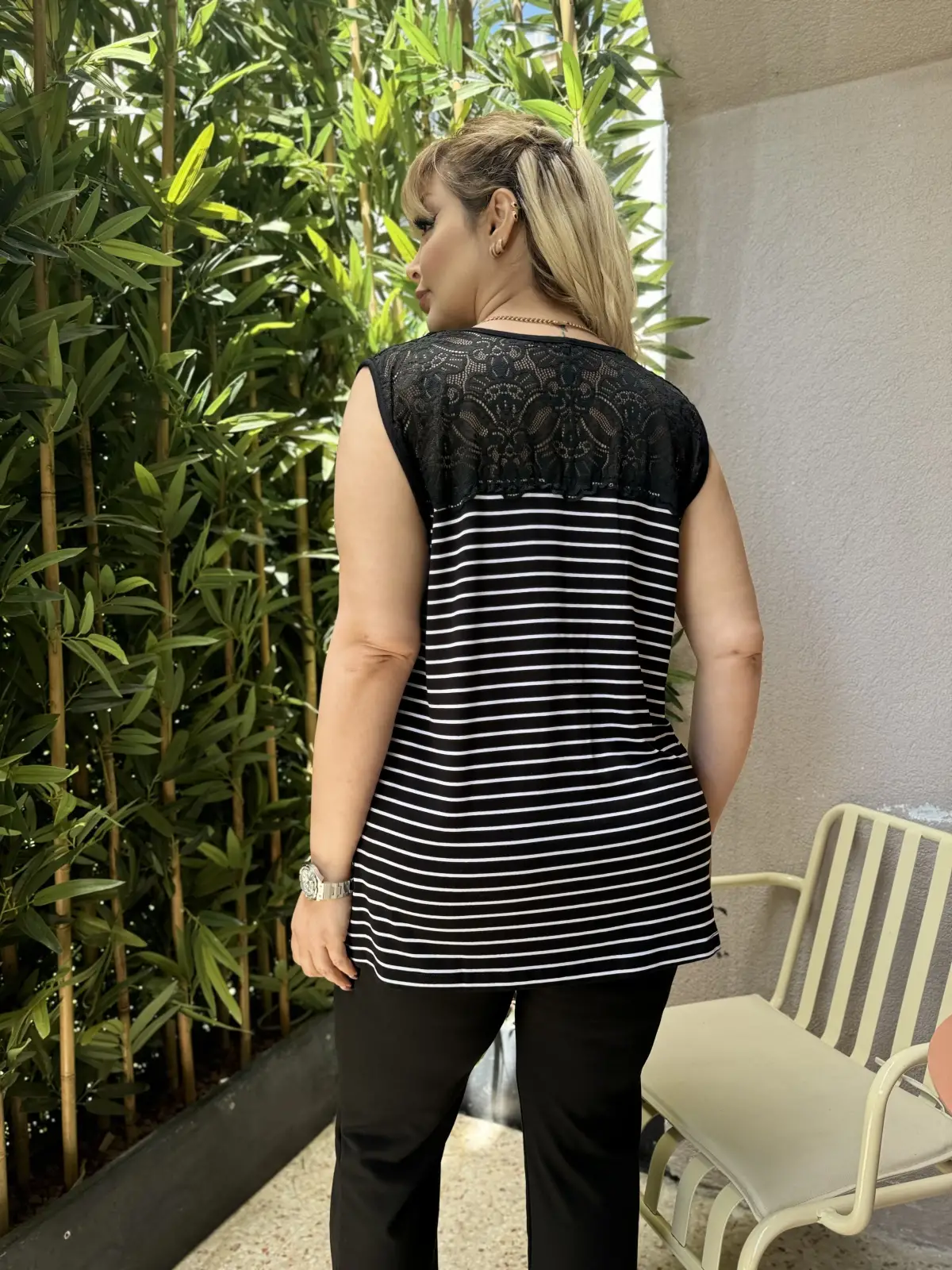 KADIN BÜYÜK BEDEN KOLSUZ DANTEL DETAY LİKRALI VİSKON BLUZ