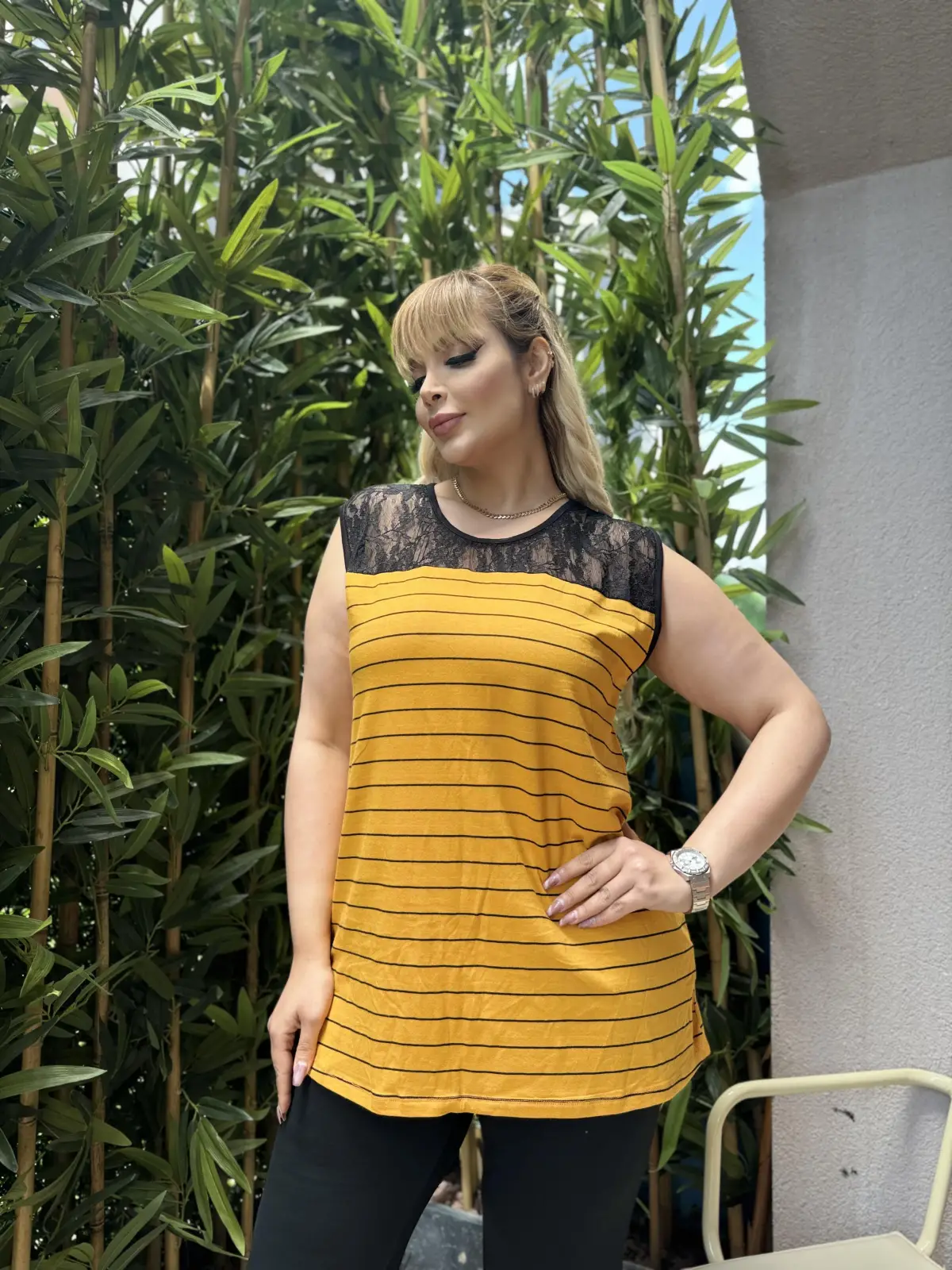 KADIN BÜYÜK BEDEN KOLSUZ DANTEL DETAY LİKRALI VİSKON BLUZ