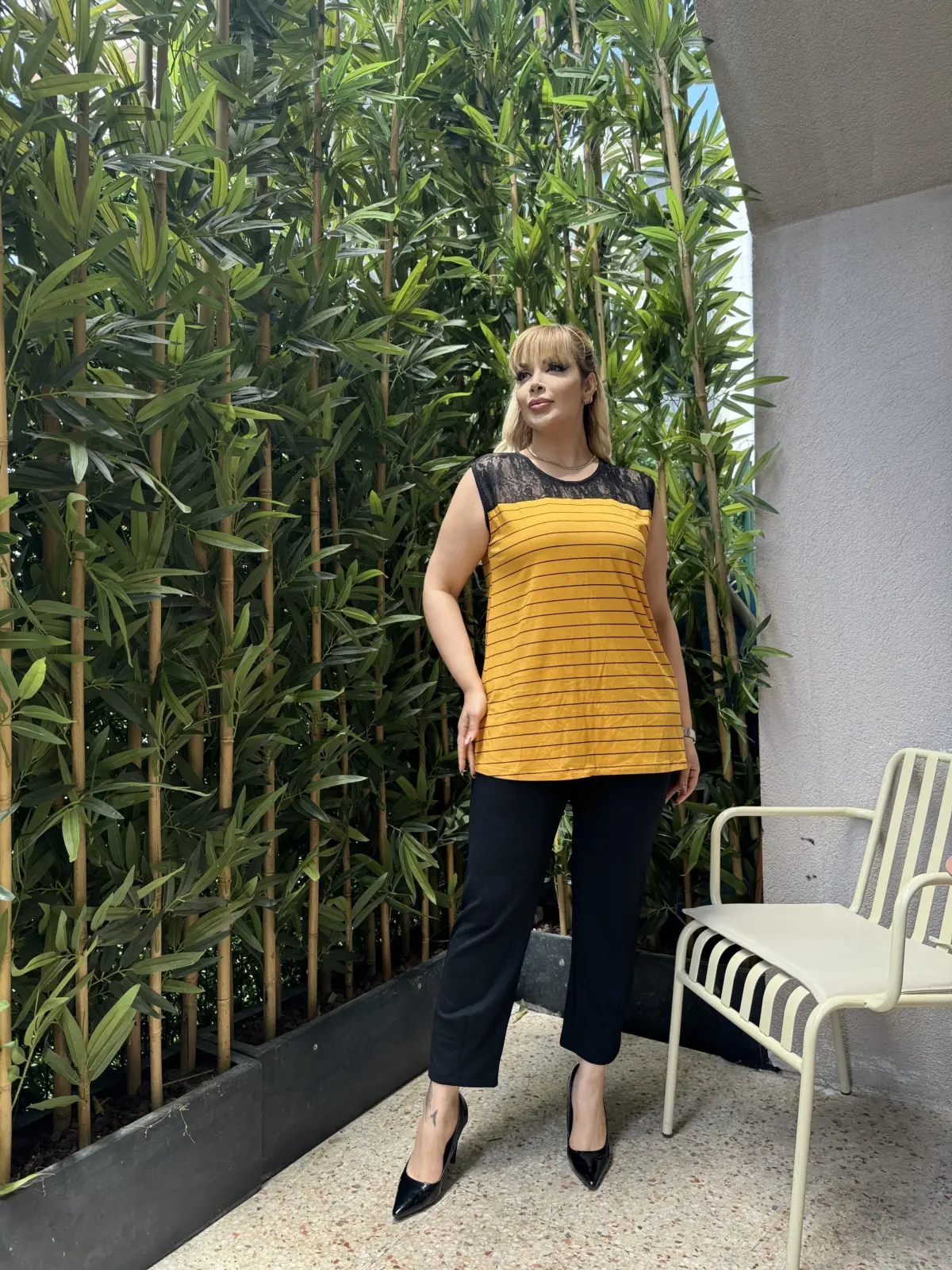 KADIN BÜYÜK BEDEN KOLSUZ DANTEL DETAY LİKRALI VİSKON BLUZ