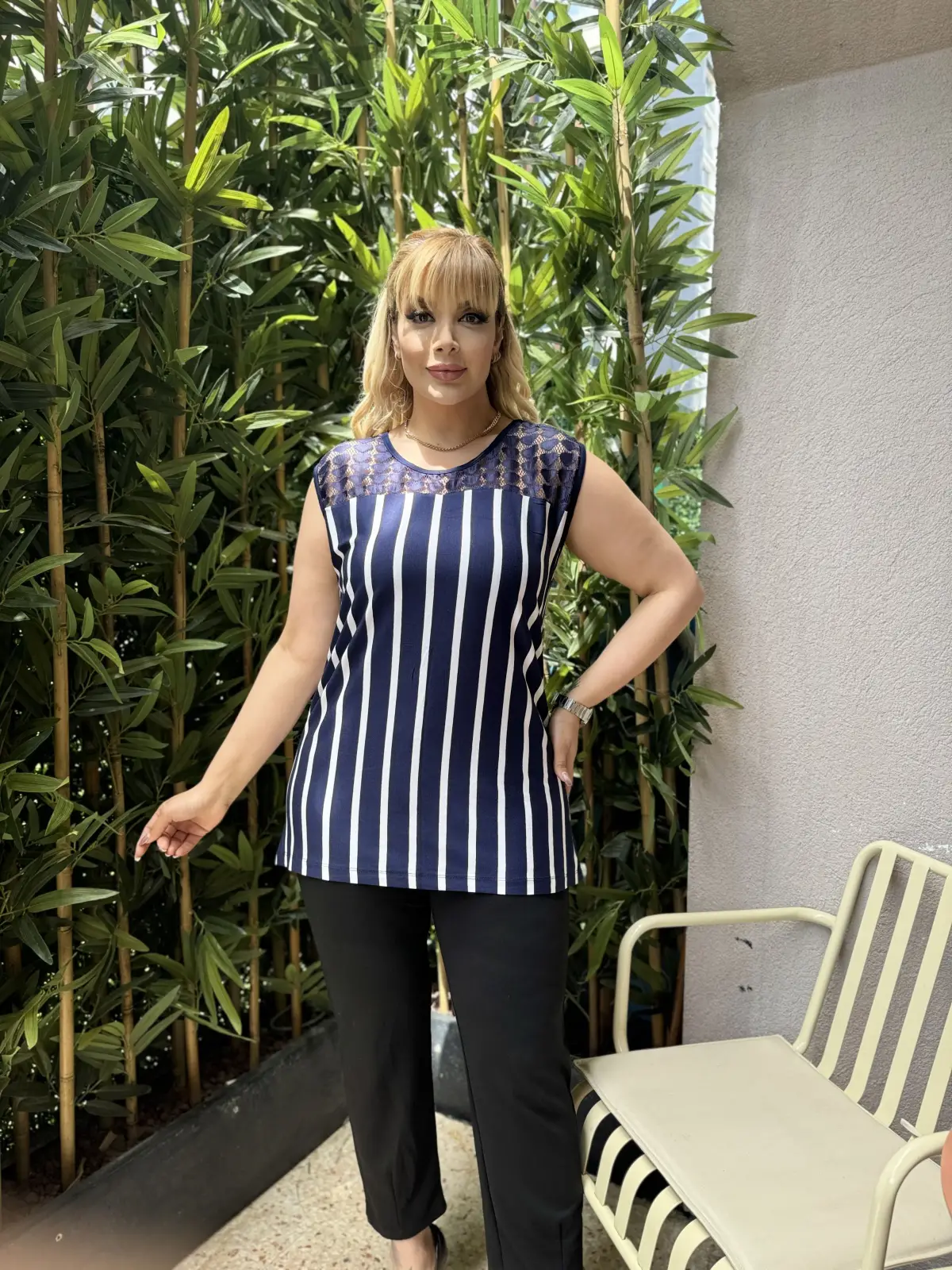 KADIN BÜYÜK BEDEN KOLSUZ DANTEL DETAY LİKRALI VİSKON BLUZ