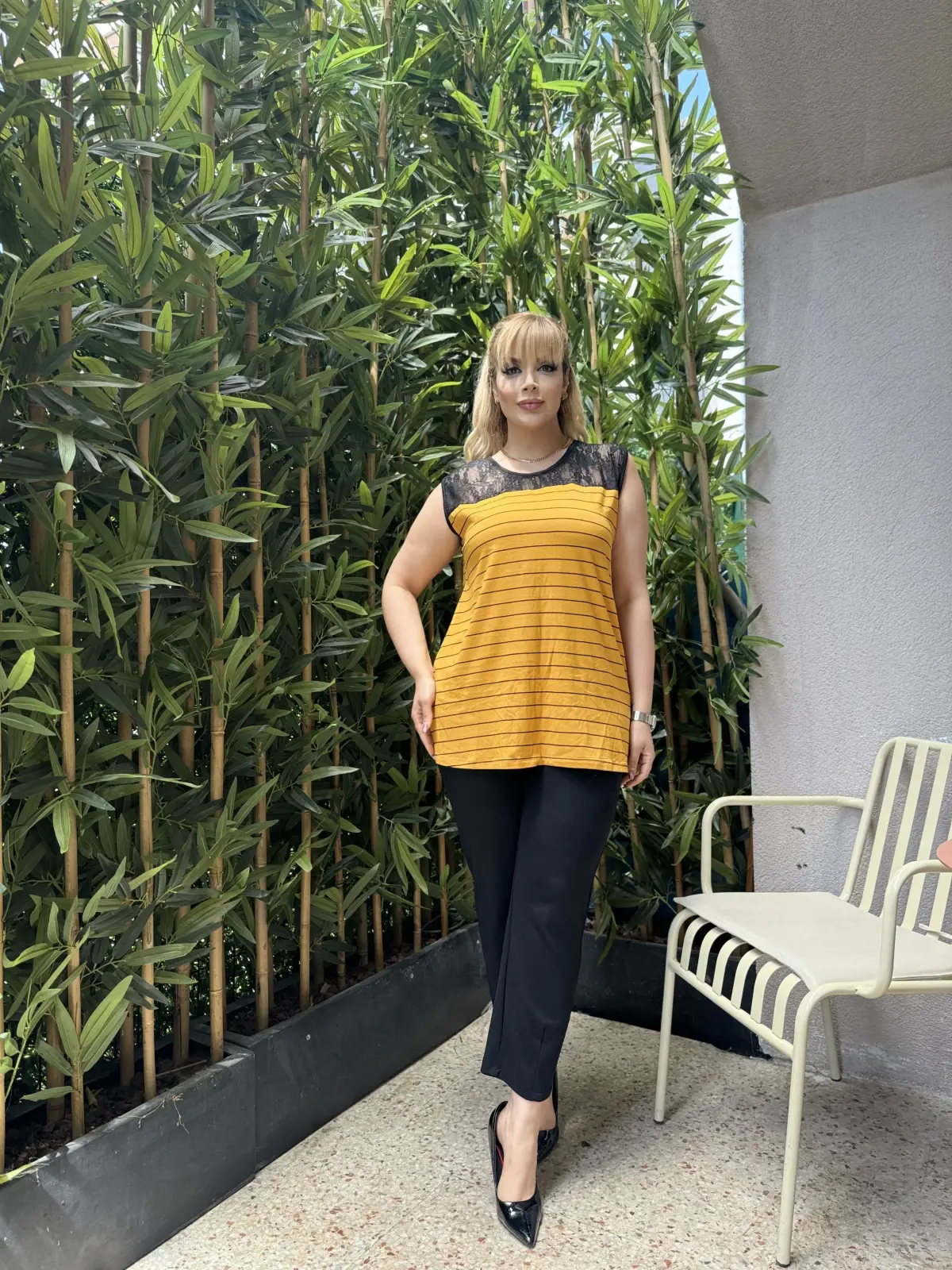 KADIN BÜYÜK BEDEN KOLSUZ DANTEL DETAY LİKRALI VİSKON BLUZ