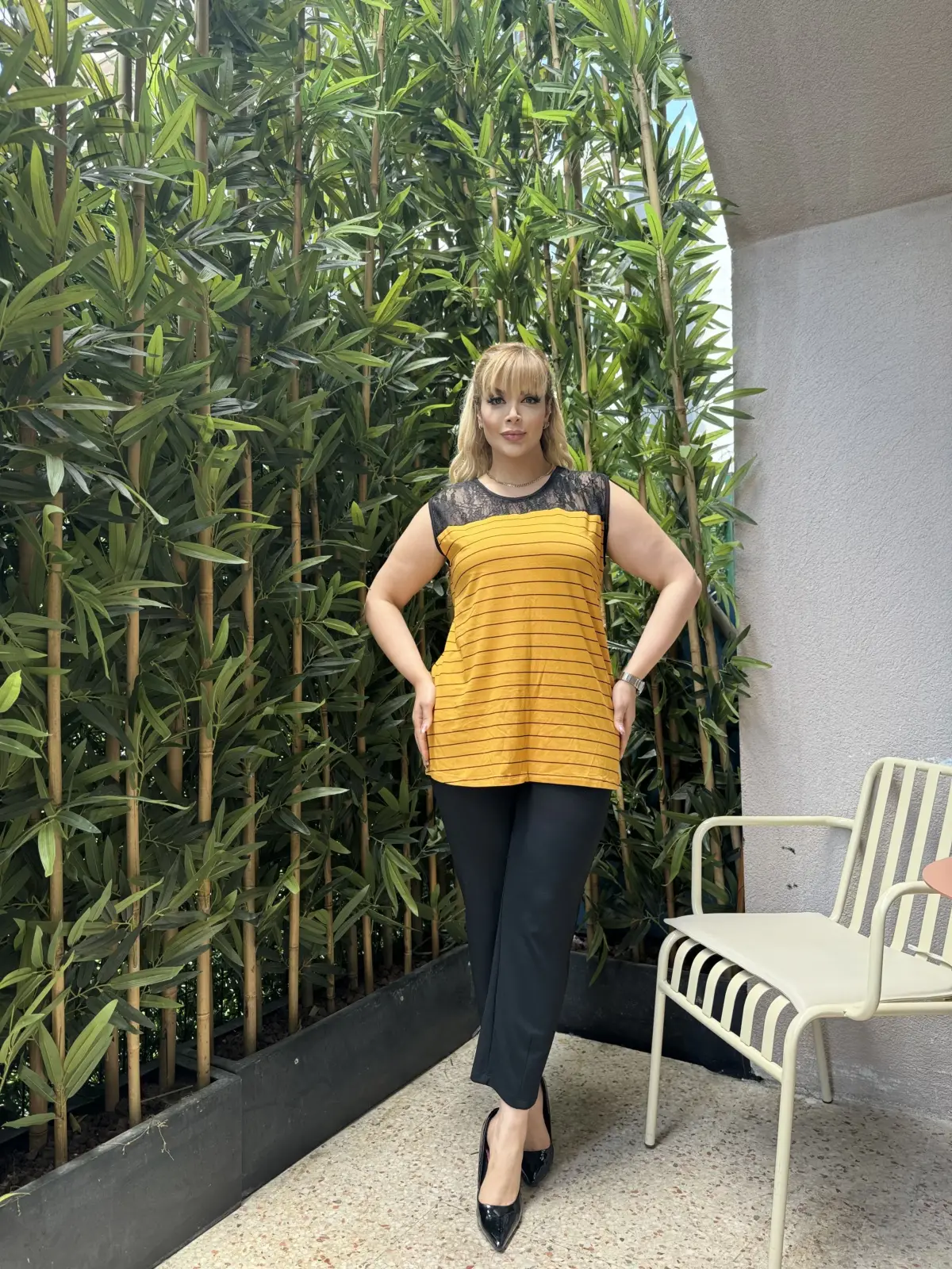 KADIN BÜYÜK BEDEN KOLSUZ DANTEL DETAY LİKRALI VİSKON BLUZ