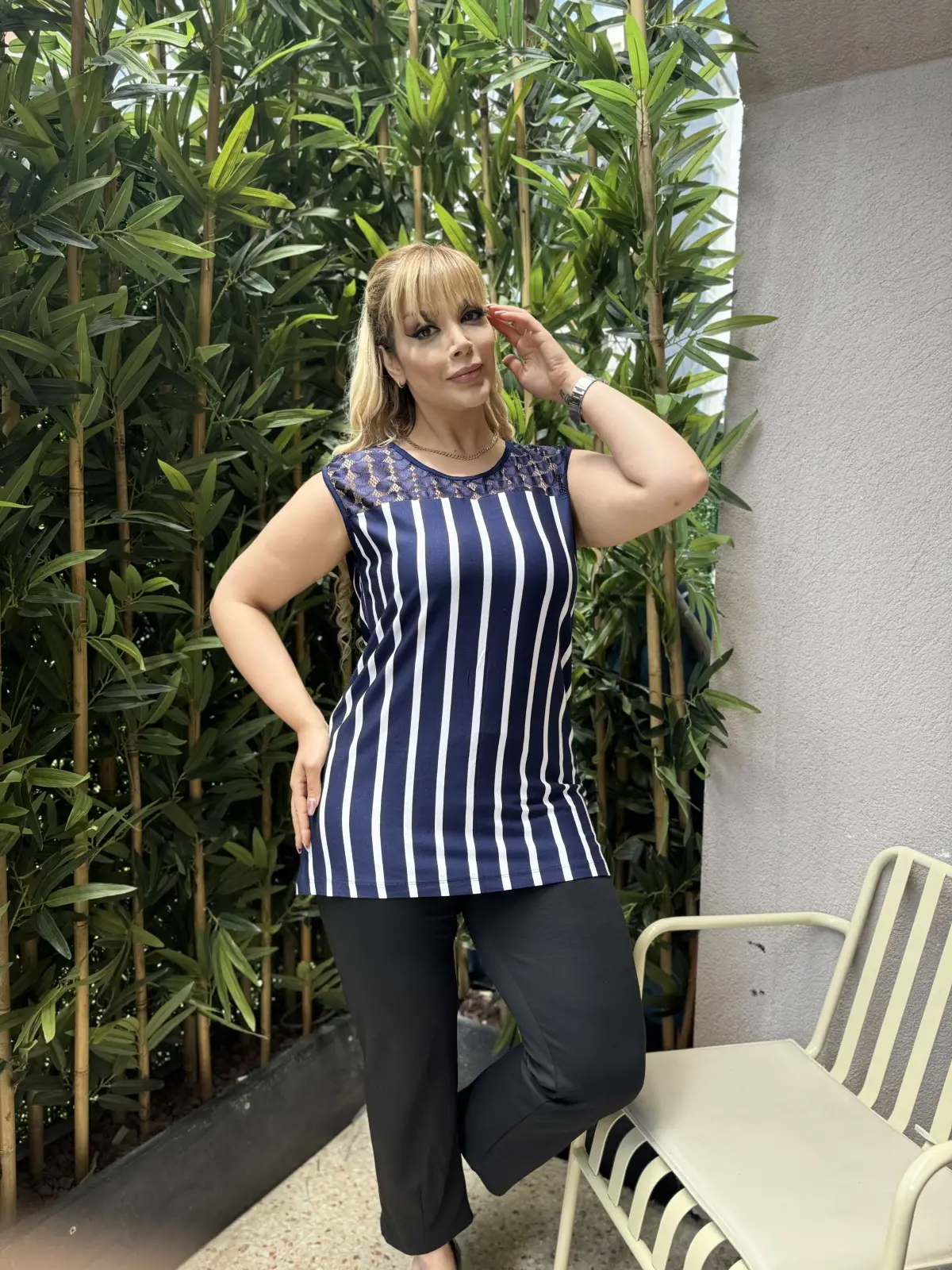 KADIN BÜYÜK BEDEN KOLSUZ DANTEL DETAY LİKRALI VİSKON BLUZ