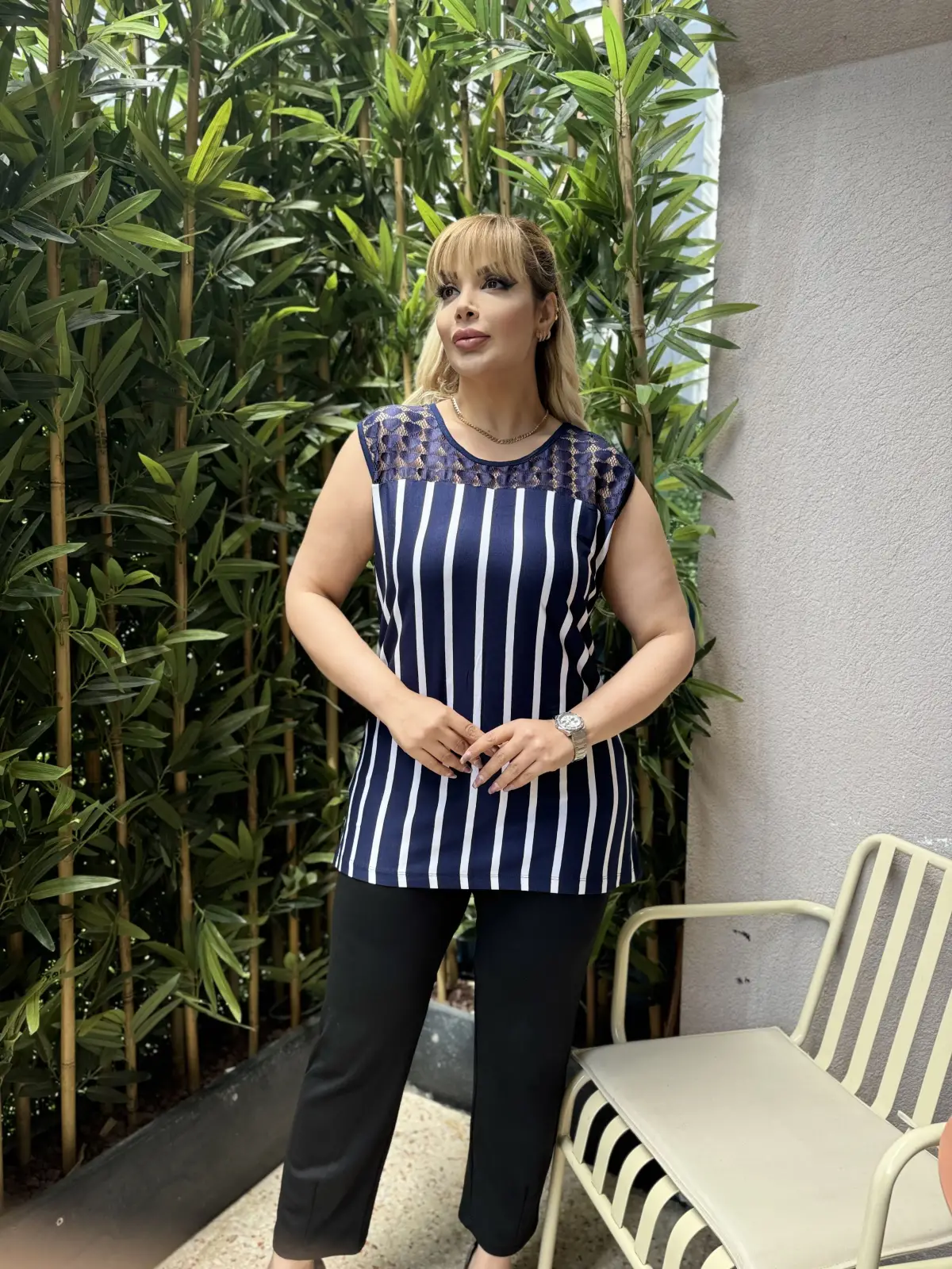 KADIN BÜYÜK BEDEN KOLSUZ DANTEL DETAY LİKRALI VİSKON BLUZ