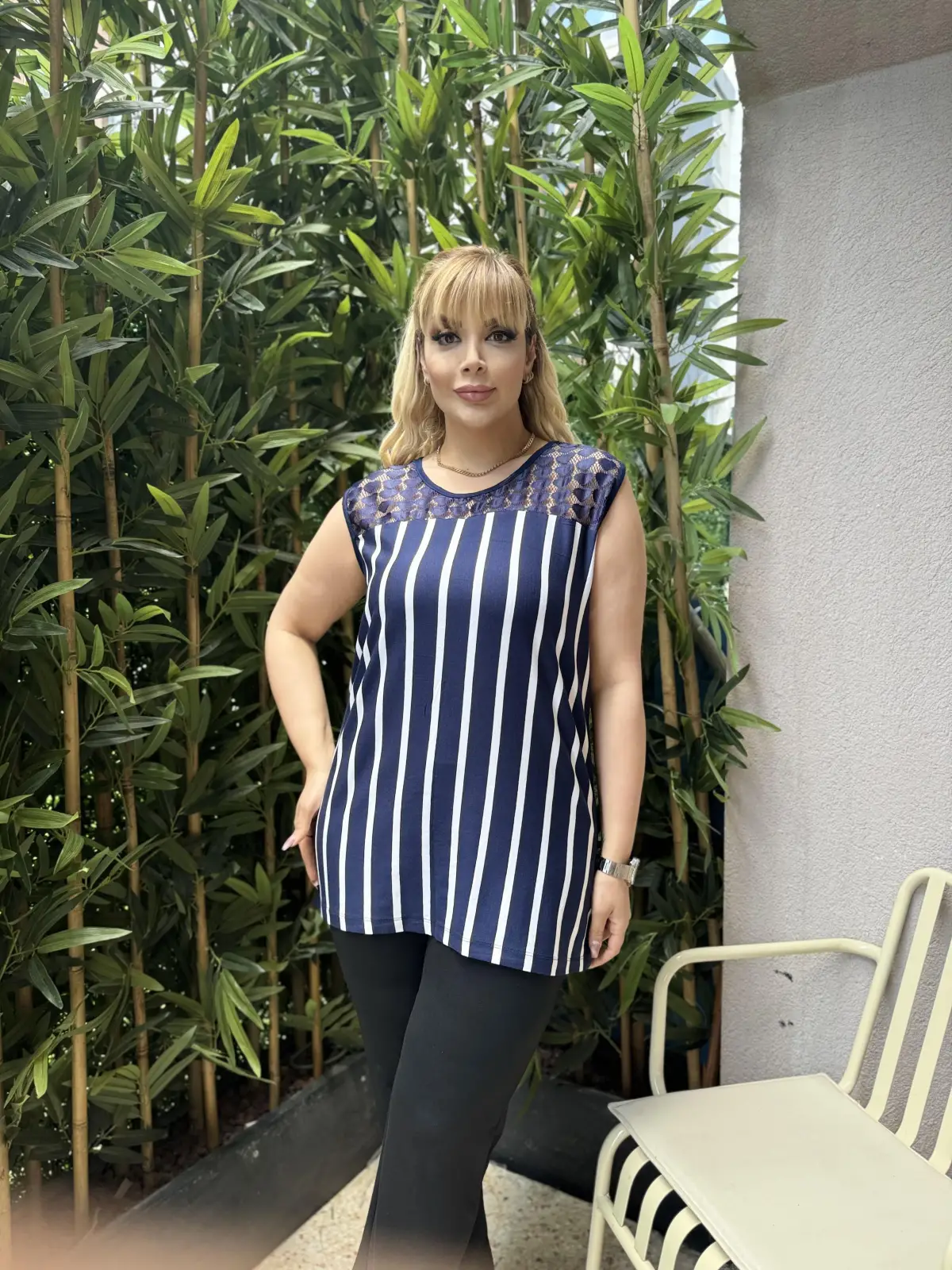 KADIN BÜYÜK BEDEN KOLSUZ DANTEL DETAY LİKRALI VİSKON BLUZ