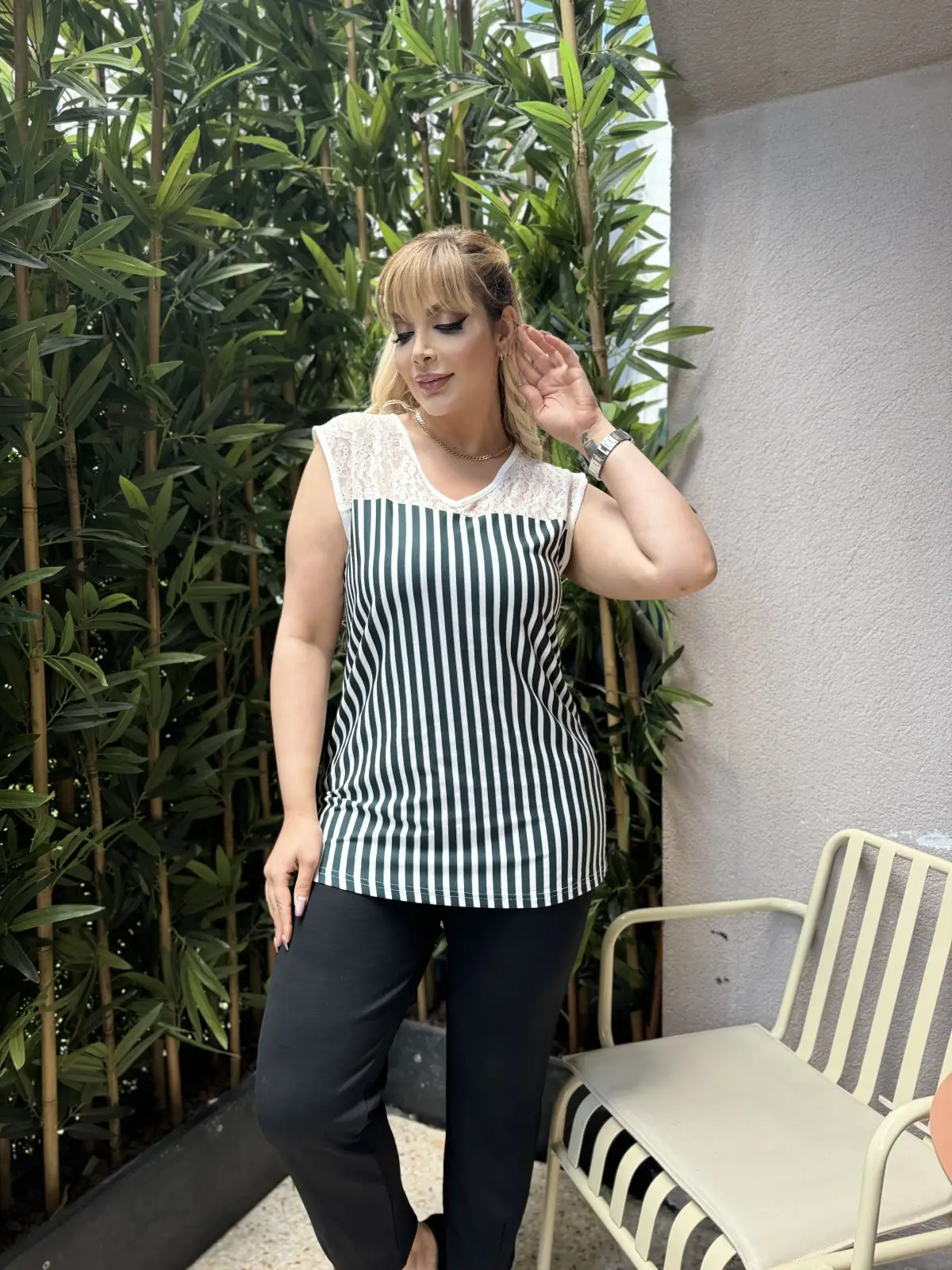 KADIN BÜYÜK BEDEN KOLSUZ DANTEL DETAY LİKRALI VİSKON BLUZ