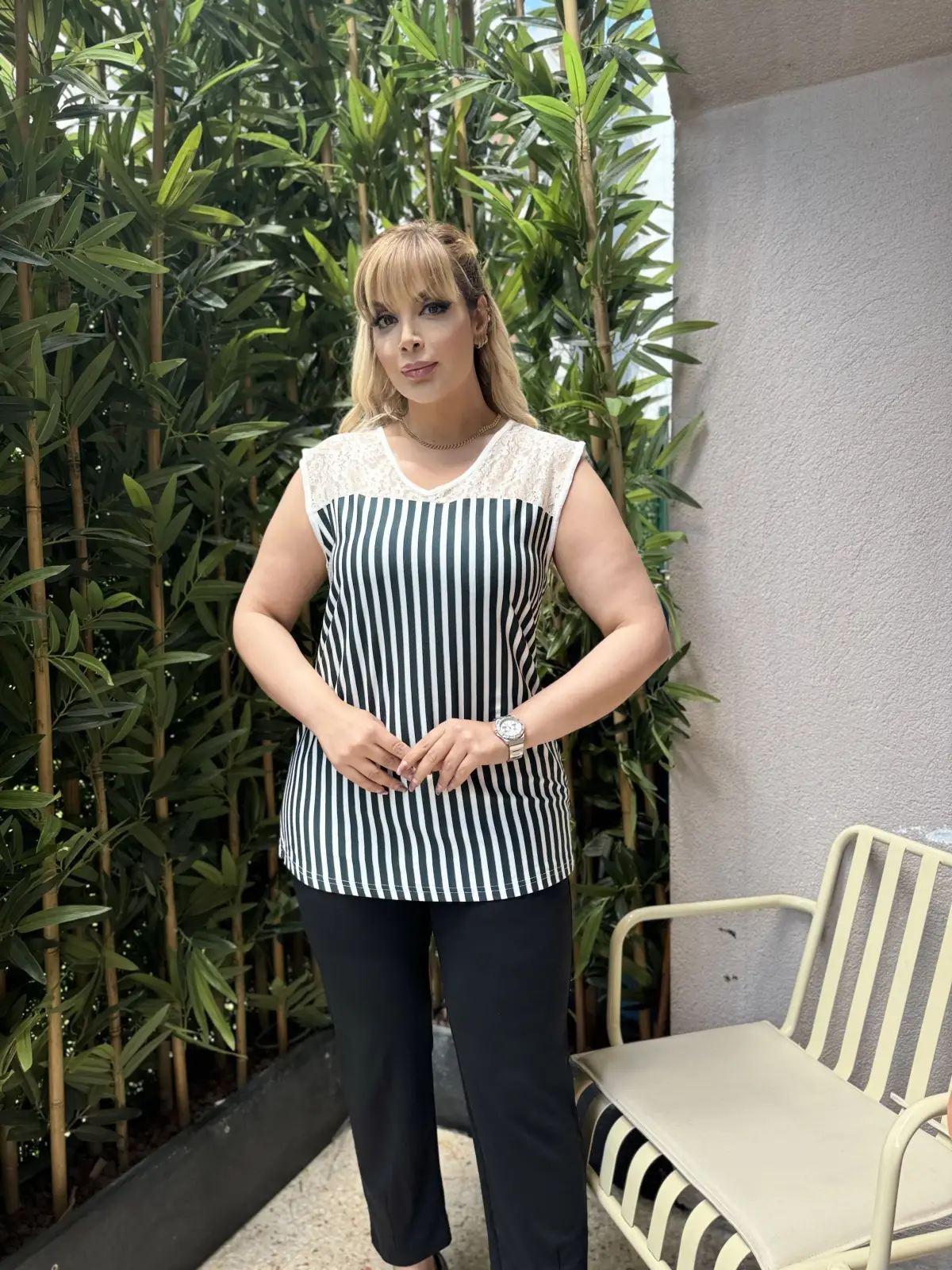 KADIN BÜYÜK BEDEN KOLSUZ DANTEL DETAY LİKRALI VİSKON BLUZ