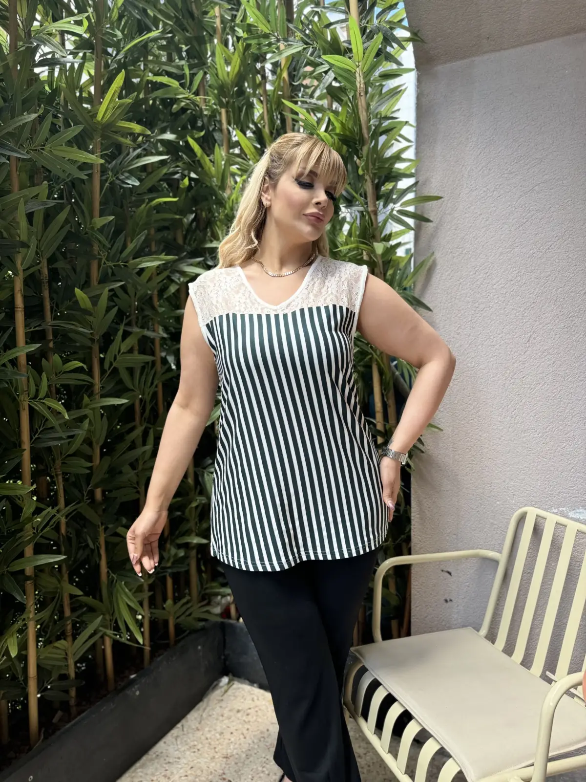 KADIN BÜYÜK BEDEN KOLSUZ DANTEL DETAY LİKRALI VİSKON BLUZ