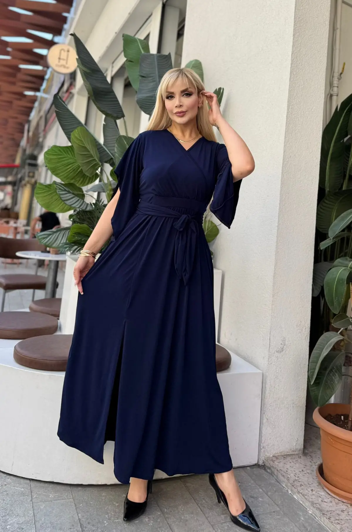 KADIN BÜYÜK BEDEN ASİMETRİK SALAŞ KOL DETAY KRUVAZE YAKA KUŞAKLI YIRTMAÇLI SANDY ABİYE ELBİSE