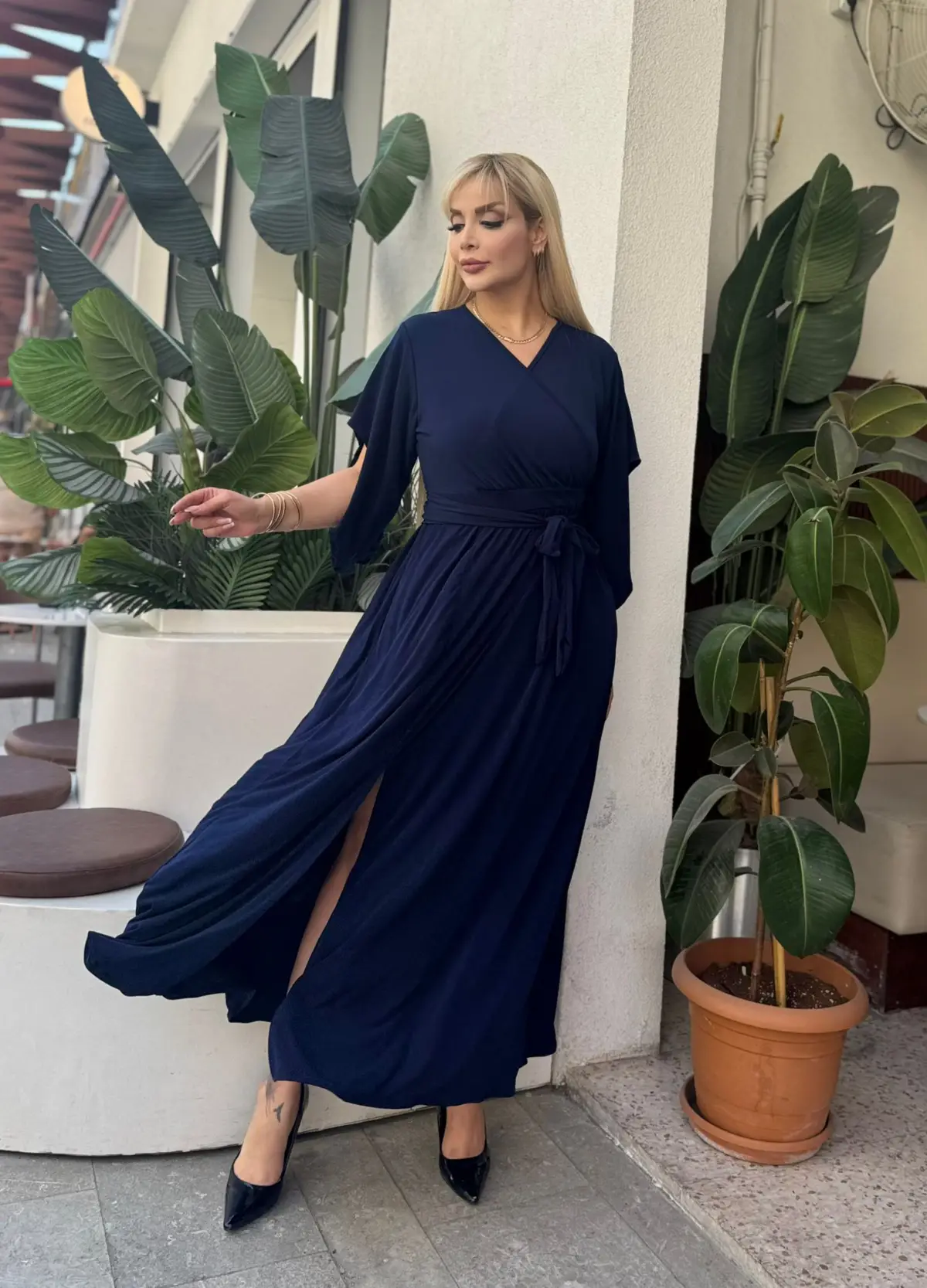 KADIN BÜYÜK BEDEN ASİMETRİK SALAŞ KOL DETAY KRUVAZE YAKA KUŞAKLI YIRTMAÇLI SANDY ABİYE ELBİSE