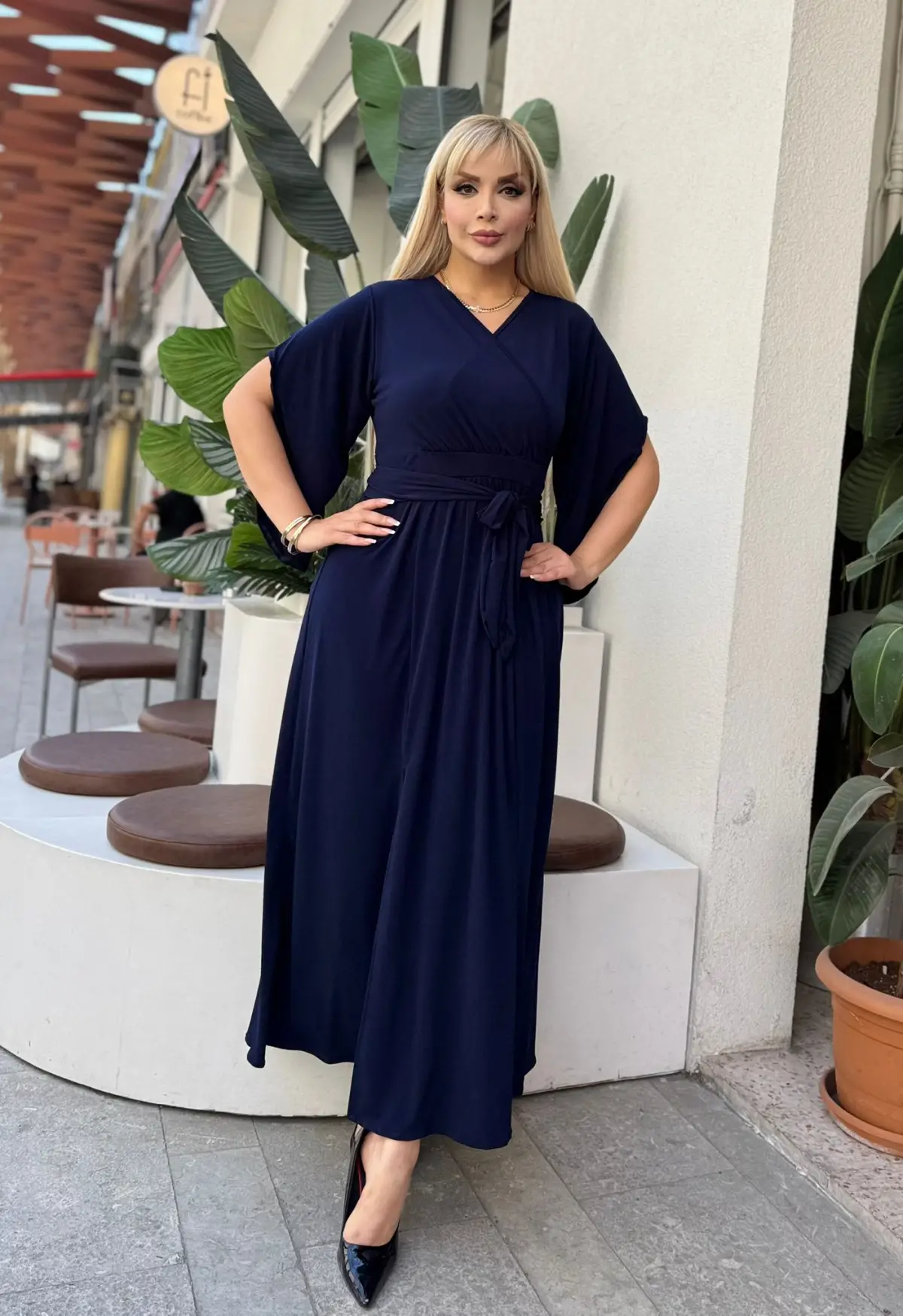 KADIN BÜYÜK BEDEN ASİMETRİK SALAŞ KOL DETAY KRUVAZE YAKA KUŞAKLI YIRTMAÇLI SANDY ABİYE ELBİSE