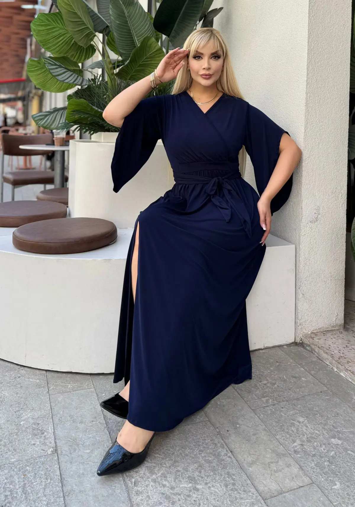 KADIN BÜYÜK BEDEN ASİMETRİK SALAŞ KOL DETAY KRUVAZE YAKA KUŞAKLI YIRTMAÇLI SANDY ABİYE ELBİSE