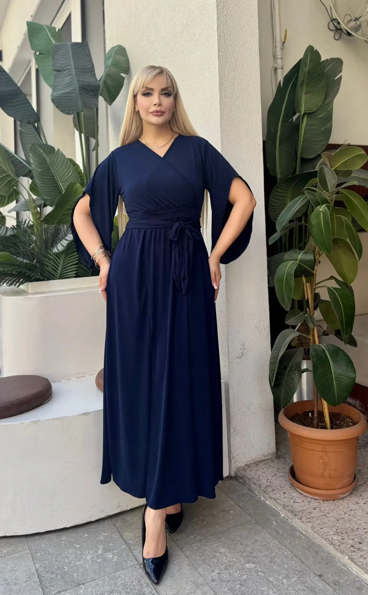 KADIN BÜYÜK BEDEN ASİMETRİK SALAŞ KOL DETAY KRUVAZE YAKA KUŞAKLI YIRTMAÇLI SANDY ABİYE ELBİSE