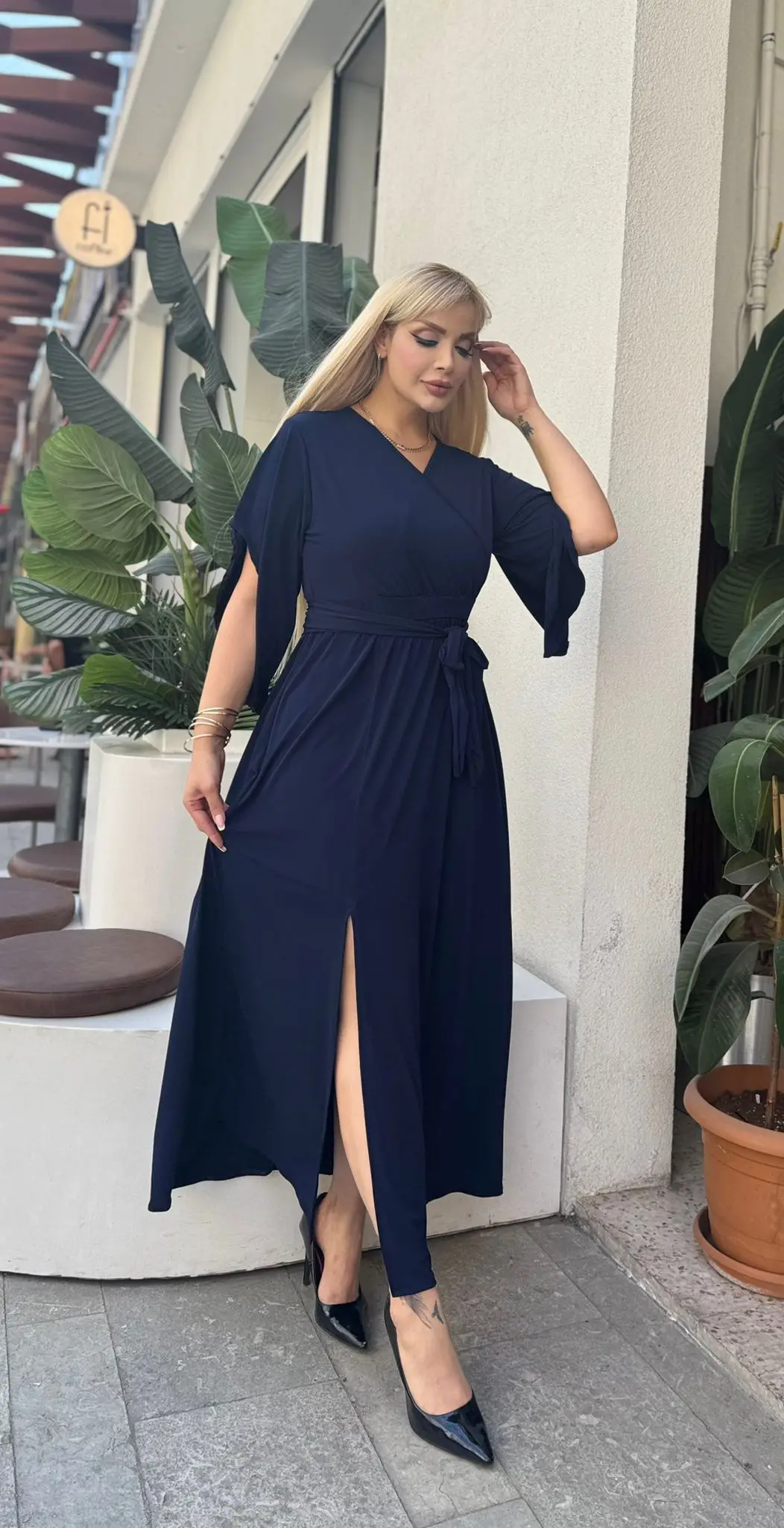 KADIN BÜYÜK BEDEN ASİMETRİK SALAŞ KOL DETAY KRUVAZE YAKA KUŞAKLI YIRTMAÇLI SANDY ABİYE ELBİSE