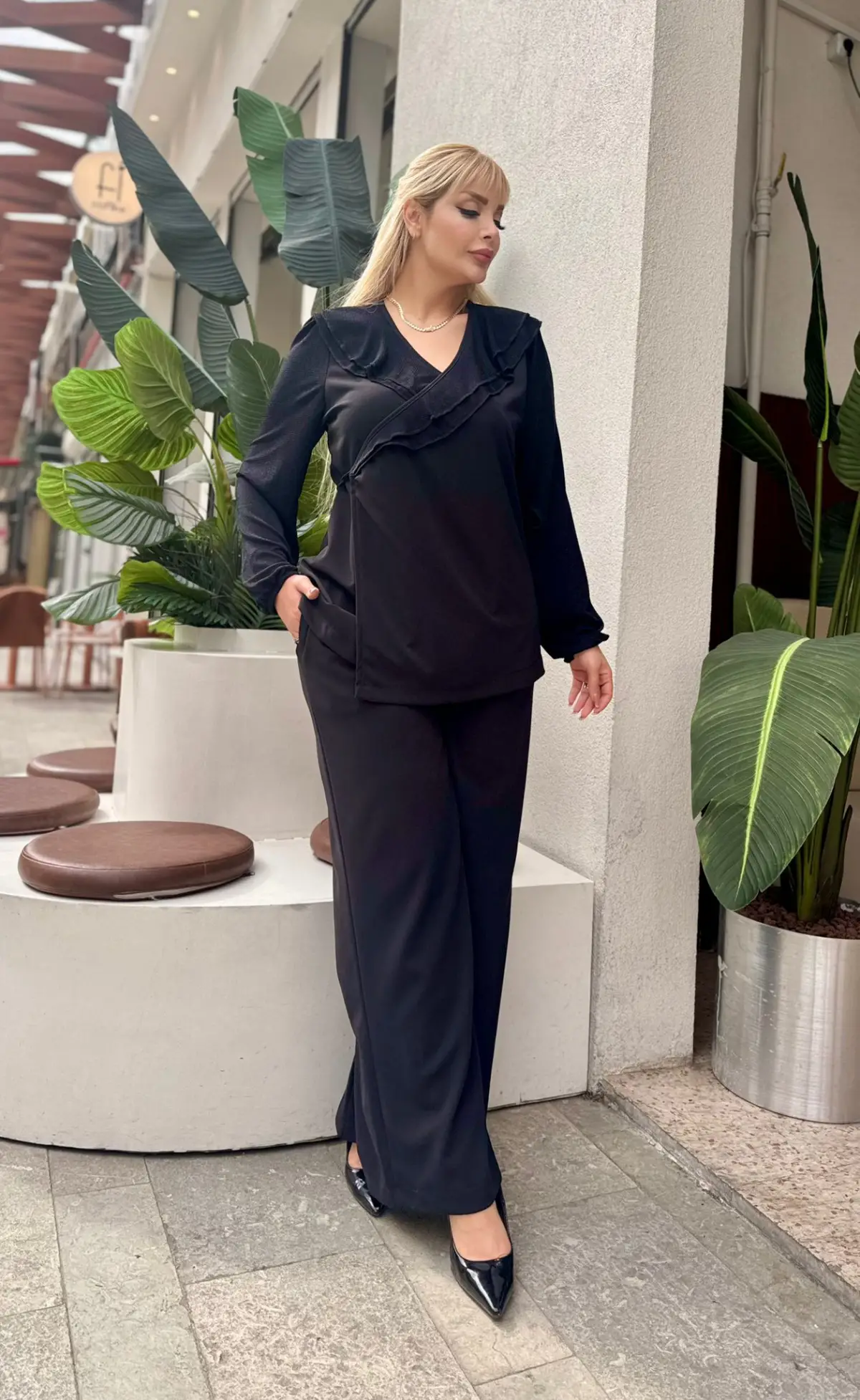  KADIN BÜYÜK BEDEN KRUVAZE BAĞLAMALI YAKA, CEPLİ BOL PAÇA LİKRALI SCUBA KREP ABİYE TAKIM